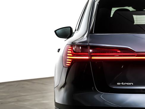 Used 2022 Audi e-tron Premium w/ Convenience Plus Package image 15