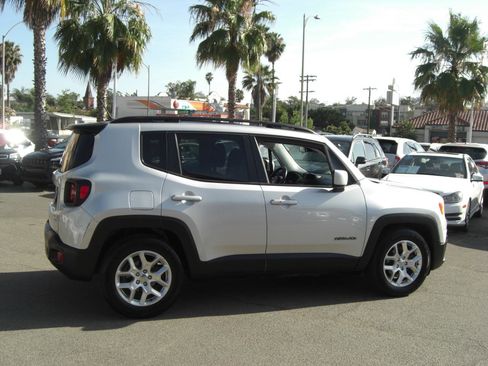 Used 2017 Jeep Renegade Latitude FWD image 17