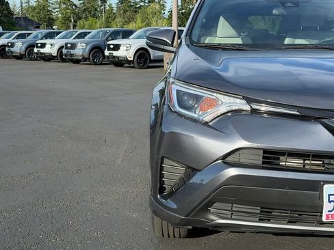 Used 2018 Toyota RAV4 LE AWD/4WD image 8