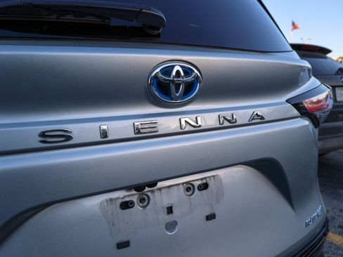 Used 2025 Toyota Sienna Platinum image 11