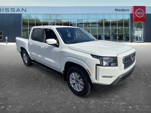 Certified 2024 Nissan Frontier SV w/ SV Convenience Package RWD image 3