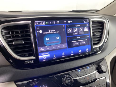 Used 2024 Chrysler Pacifica Touring-L image 28