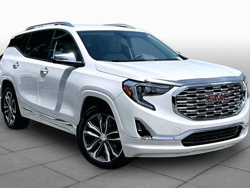 Used 2020 GMC Terrain Denali w/ Denali Premium Package FWD image 3