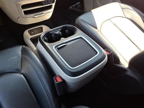 Used 2023 Chrysler Pacifica Touring-L FWD image 25