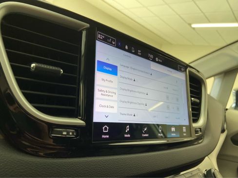 Used 2024 Chrysler Pacifica Touring-L image 29