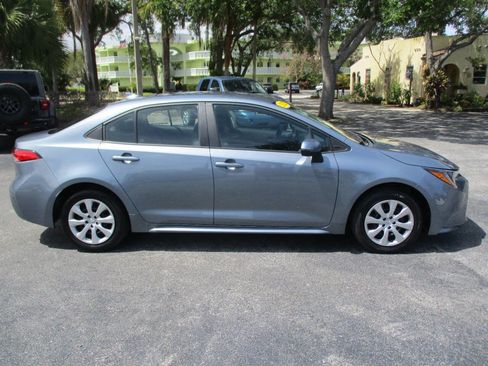 Used 2022 Toyota Corolla LE image 3