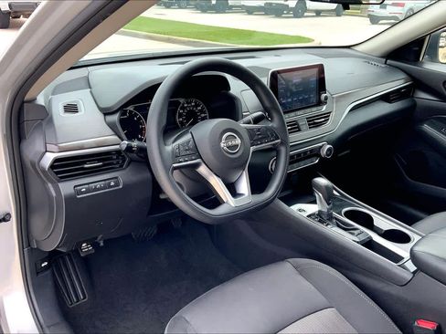 Used 2024 Nissan Altima 2.5 SV FWD image 17