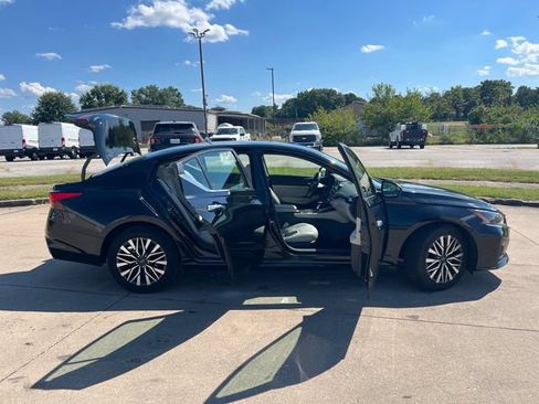 Used 2024 Nissan Altima 2.5 SV FWD image 12