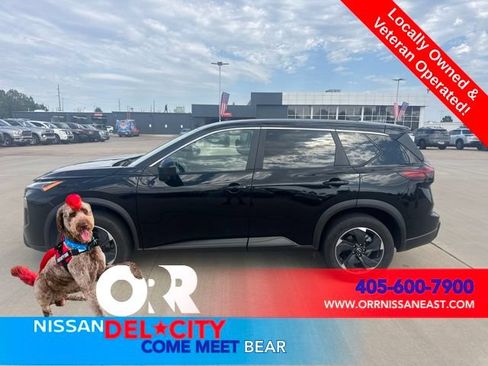 Used 2025 Nissan Rogue SV FWD image 2