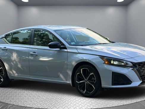 Used 2023 Nissan Altima 2.5 SR AWD/4WD image 3