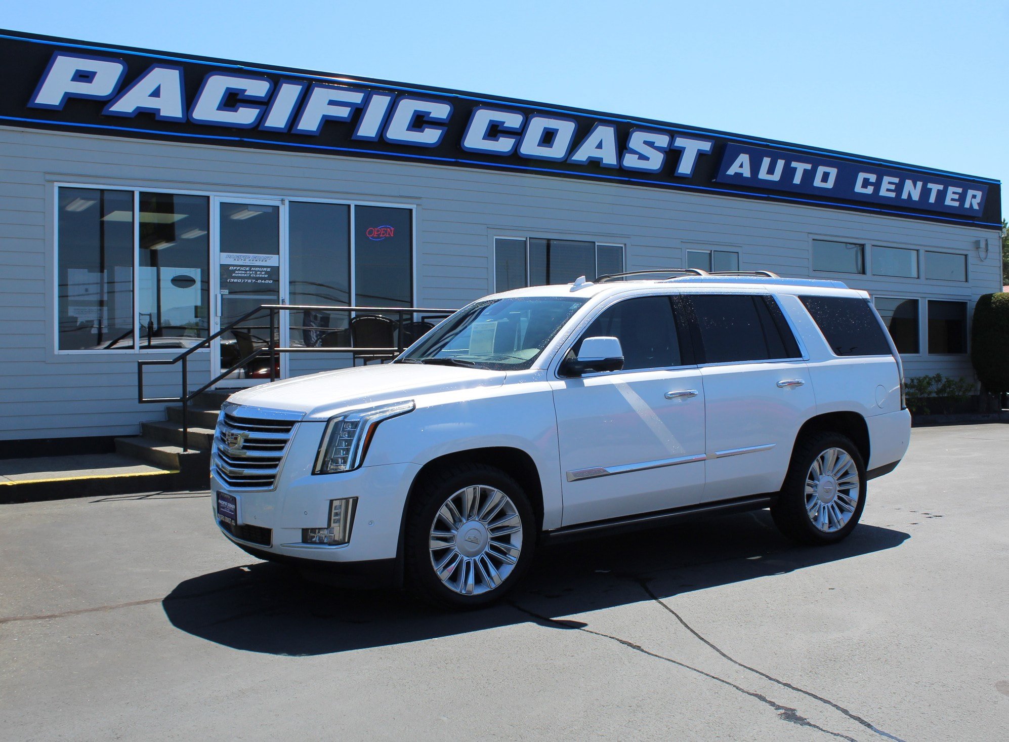 Used 2018 Cadillac Escalade Platinum AWD/4WD image 1