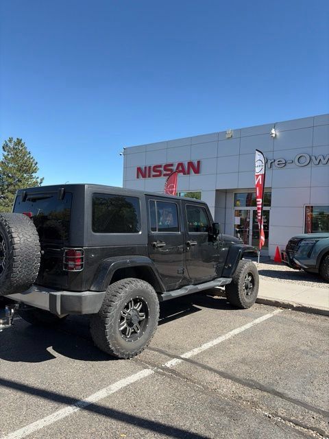 Used 2015 Jeep Wrangler Unlimited Sahara w/ Connectivity Group AWD/4WD image 12