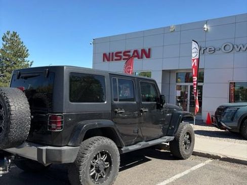 Used 2015 Jeep Wrangler Unlimited Sahara w/ Connectivity Group AWD/4WD image 12