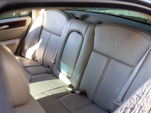 Used 2009 Lincoln Town Car Signature Limited image 29