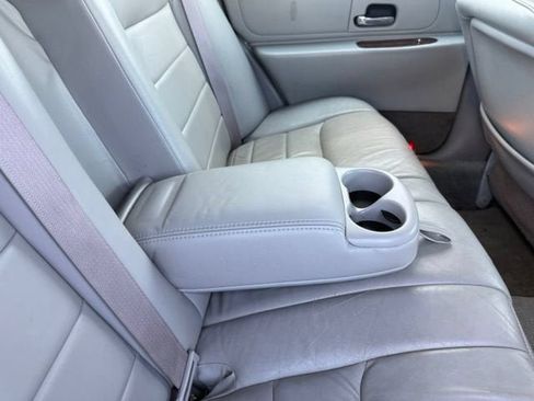 Used 2002 Lincoln Town Car Executive RWD image 10