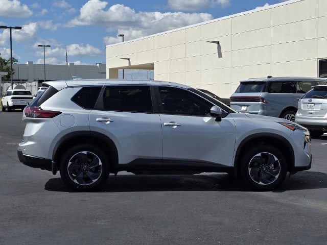 Used 2024 Nissan Rogue SV FWD image 3