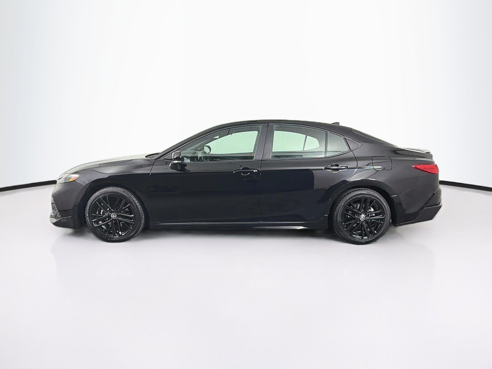 Used 2025 Toyota Camry SE FWD image 4