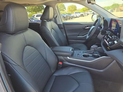 New 2026 Toyota Highlander XLE image 10