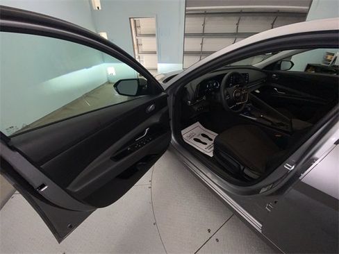 Used 2025 Hyundai Elantra SE w/ Cargo Package image 11