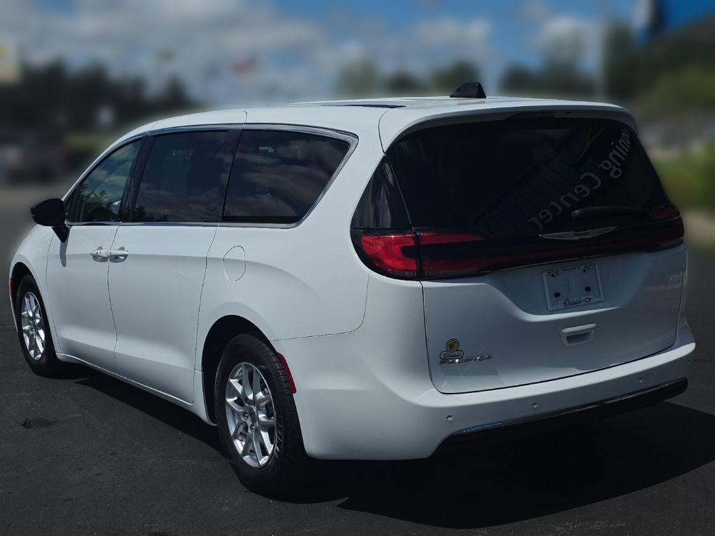 Used 2024 Chrysler Pacifica Touring-L FWD image 4