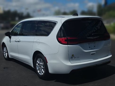 Used 2024 Chrysler Pacifica Touring-L FWD image 4