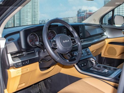 Used 2022 Kia Carnival LX image 11