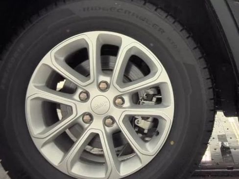 Used 2021 Jeep Grand Cherokee Laredo AWD/4WD image 14