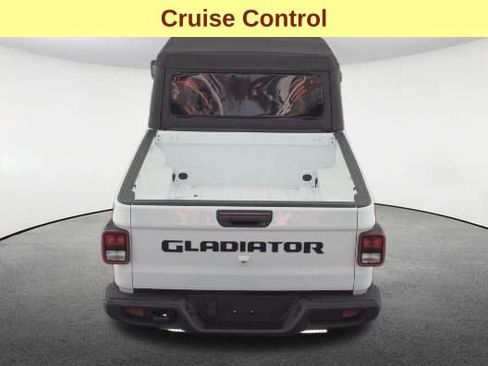 Used 2021 Jeep Gladiator Willys image 7