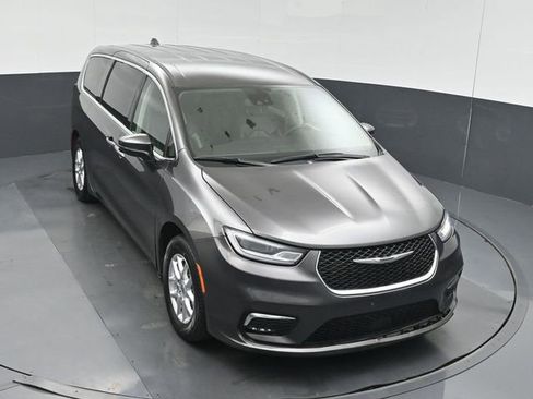 Used 2023 Chrysler Pacifica Touring-L FWD image 40