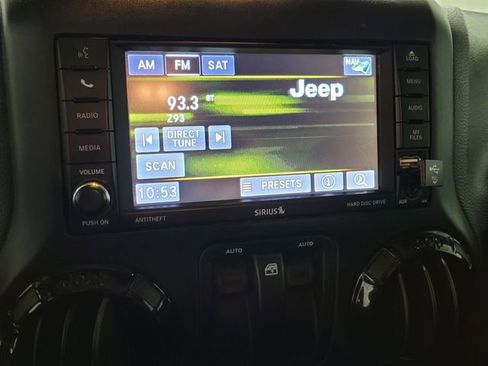 Used 2017 Jeep Wrangler Sahara image 32