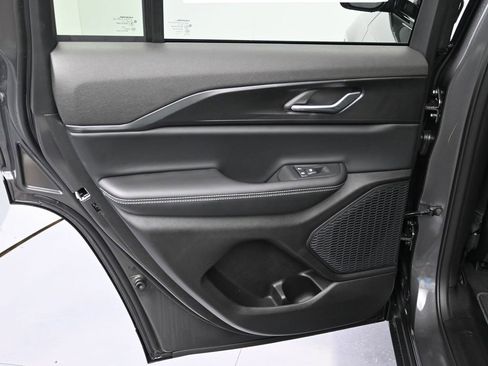 New 2025 Jeep Grand Cherokee Altitude image 20