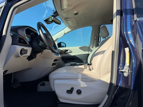 Used 2018 Chrysler Pacifica Touring-L Plus w/ Advanced Safetytec Group FWD image 5