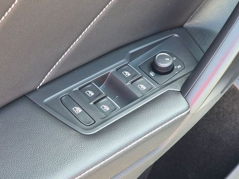 Used 2024 Volkswagen Tiguan SE FWD image 13