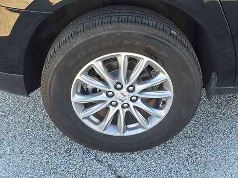 Used 2023 Buick Enclave Essence image 9