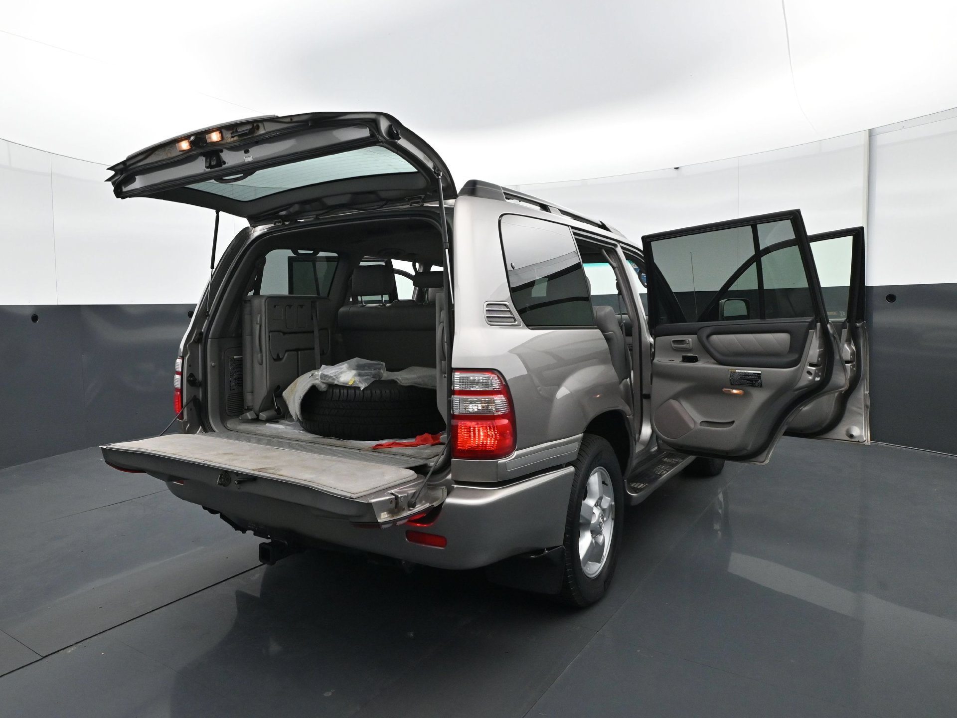 Used 2005 Toyota Land Cruiser AWD/4WD image 35