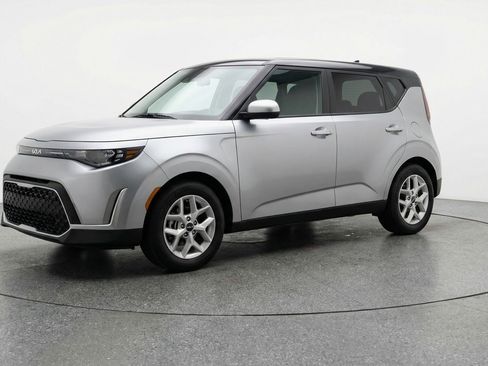 Used 2025 Kia Soul LX w/ LX Technology Package FWD image 3