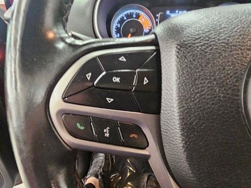 Used 2019 Jeep Cherokee Latitude Plus w/ Comfort/Convenience Group FWD image 17