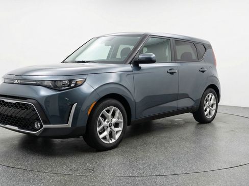 Used 2025 Kia Soul LX w/ LX Technology Package FWD image 3