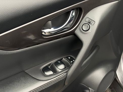 Used 2019 Nissan Rogue SV image 13