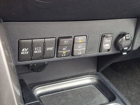 Used 2018 Toyota RAV4 Limited AWD/4WD image 25