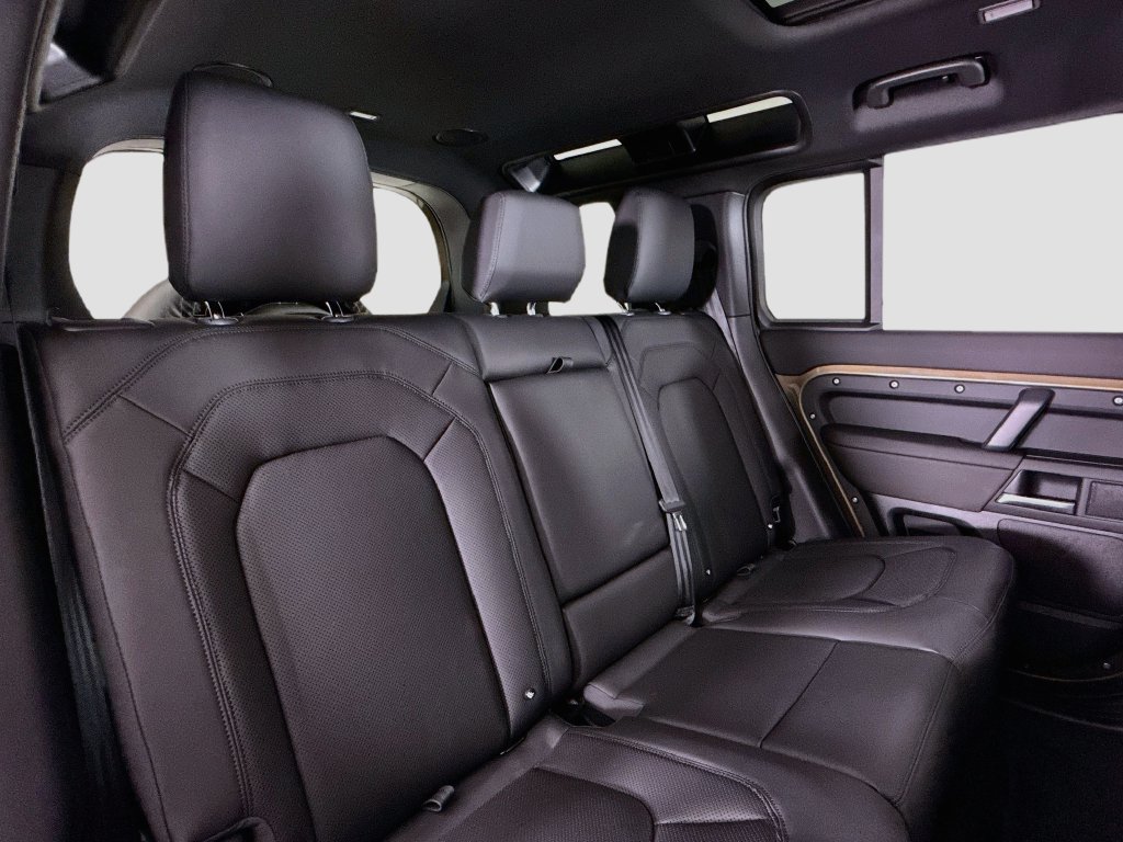 Used 2025 Land Rover Defender 110 X-Dynamic SE AWD/4WD image 15