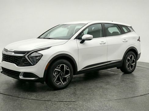 Used 2025 Kia Sportage LX image 3