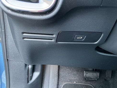 Used 2025 Volvo XC40 B5 Plus image 23