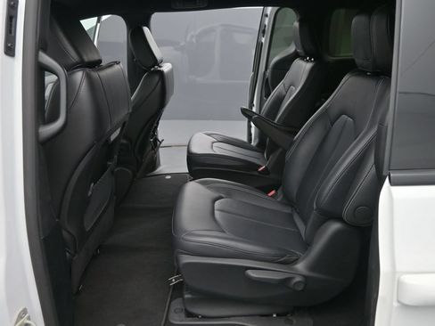 Used 2024 Chrysler Pacifica Limited FWD image 19