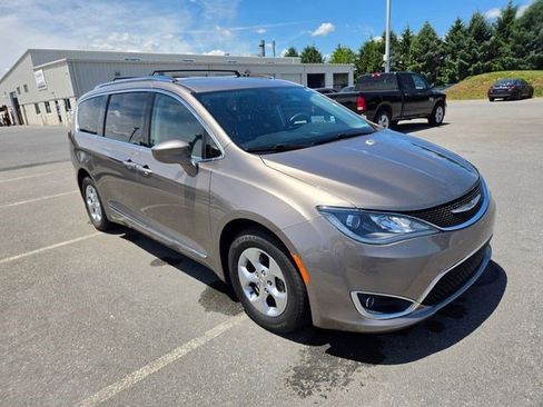 Used 2017 Chrysler Pacifica Touring-L Plus FWD image 20