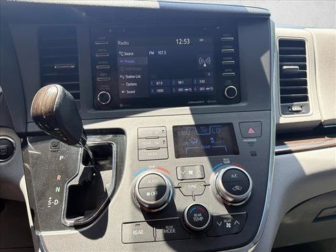 Used 2018 Toyota Sienna XLE FWD image 18