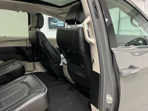 Used 2023 Chrysler Pacifica Limited FWD image 50