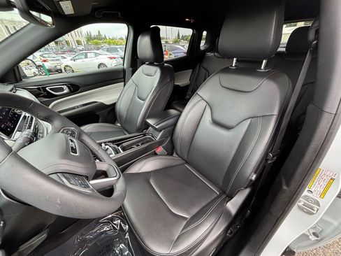 Used 2025 Jeep Compass Limited image 37