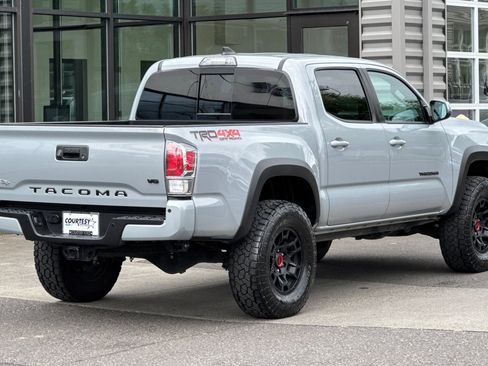 Used 2019 Toyota Tacoma TRD Off-Road w/ Technology Package AWD/4WD image 4