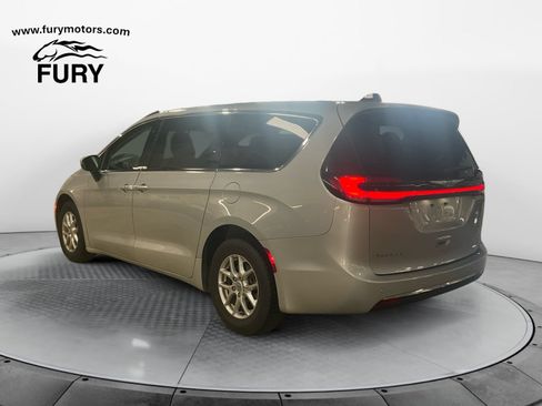 Used 2023 Chrysler Pacifica Touring-L FWD image 5